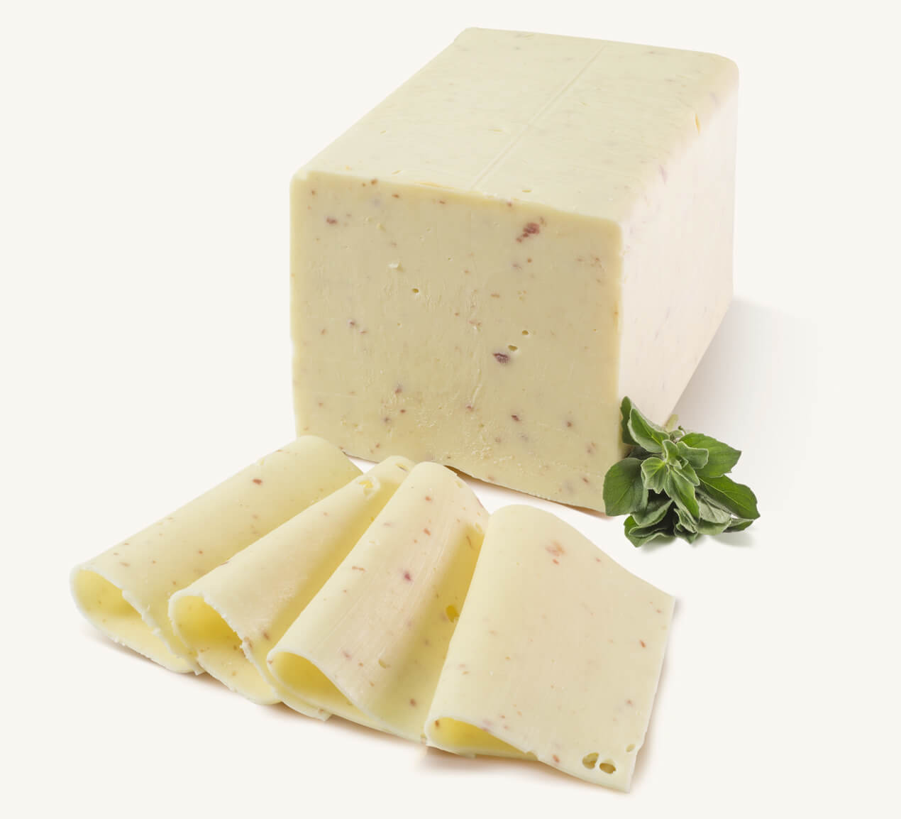 Queso Tybo con salame en barra, acompañado de fetas y orégano fresco