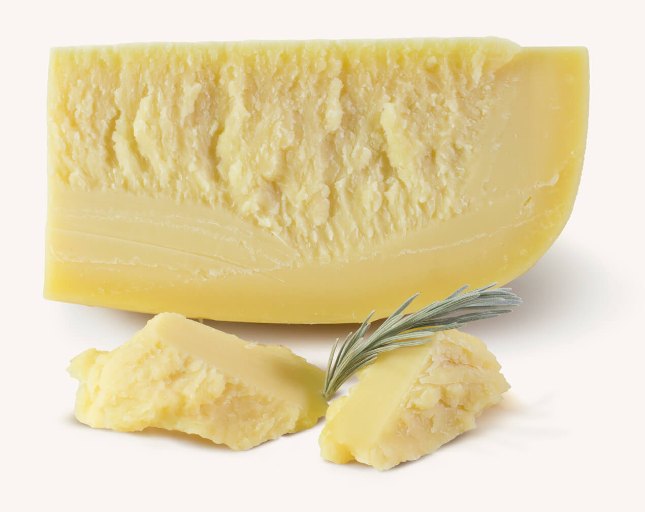 Trozo de queso provolone con escamas del mismo queso, acompañado de ramita de romero