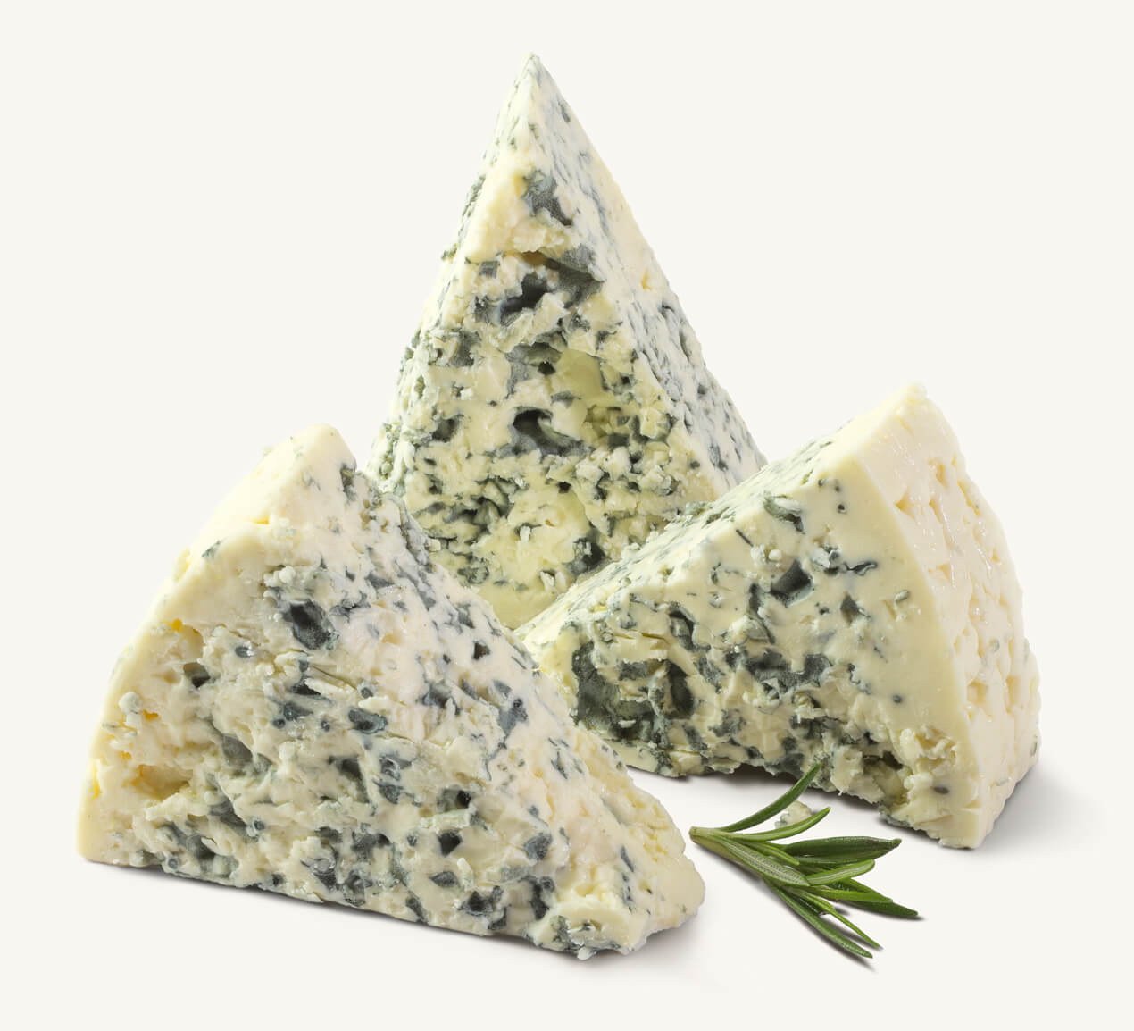 Tres triángulos de queso azul acompañados de ramita de romero